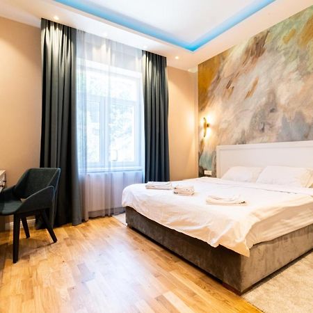 Black Gate - Quiet Studio In The Heart Of Old Town With Free Private Secured Parking Brasov Ngoại thất bức ảnh