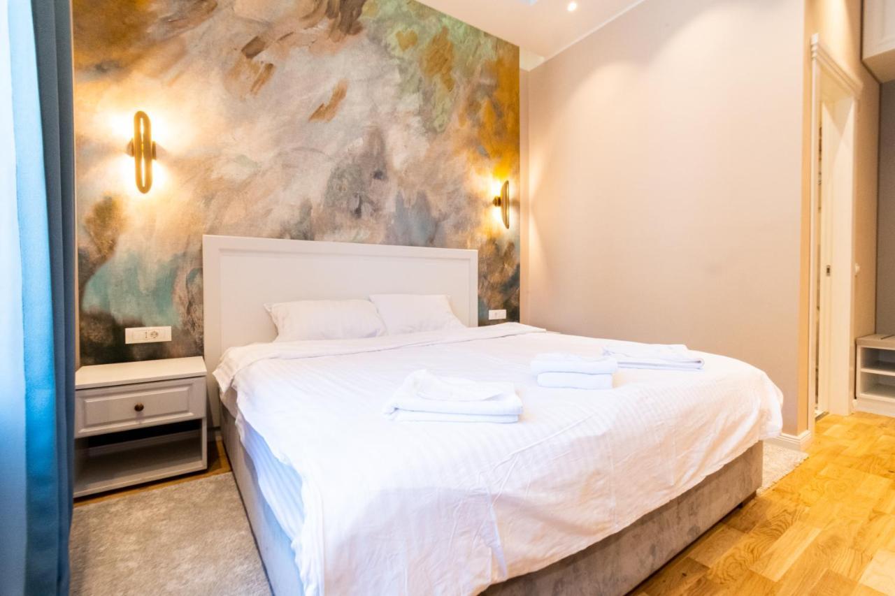 Black Gate - Quiet Studio In The Heart Of Old Town With Free Private Secured Parking Brasov Ngoại thất bức ảnh