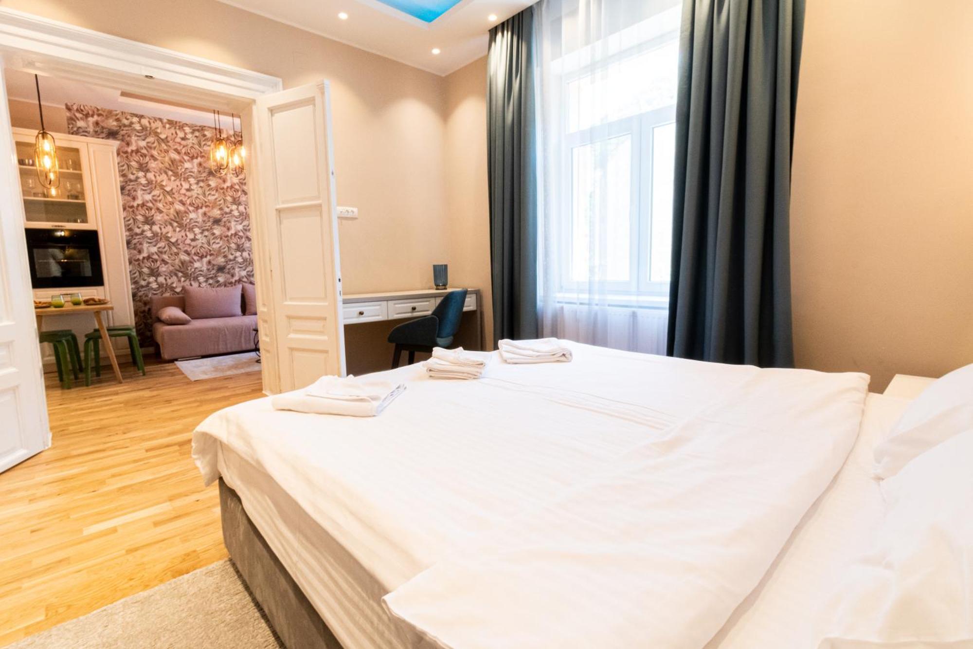 Black Gate - Quiet Studio In The Heart Of Old Town With Free Private Secured Parking Brasov Ngoại thất bức ảnh