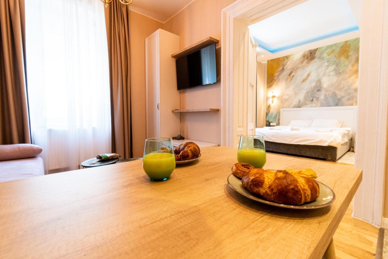 Black Gate - Quiet Studio In The Heart Of Old Town With Free Private Secured Parking Brasov Ngoại thất bức ảnh