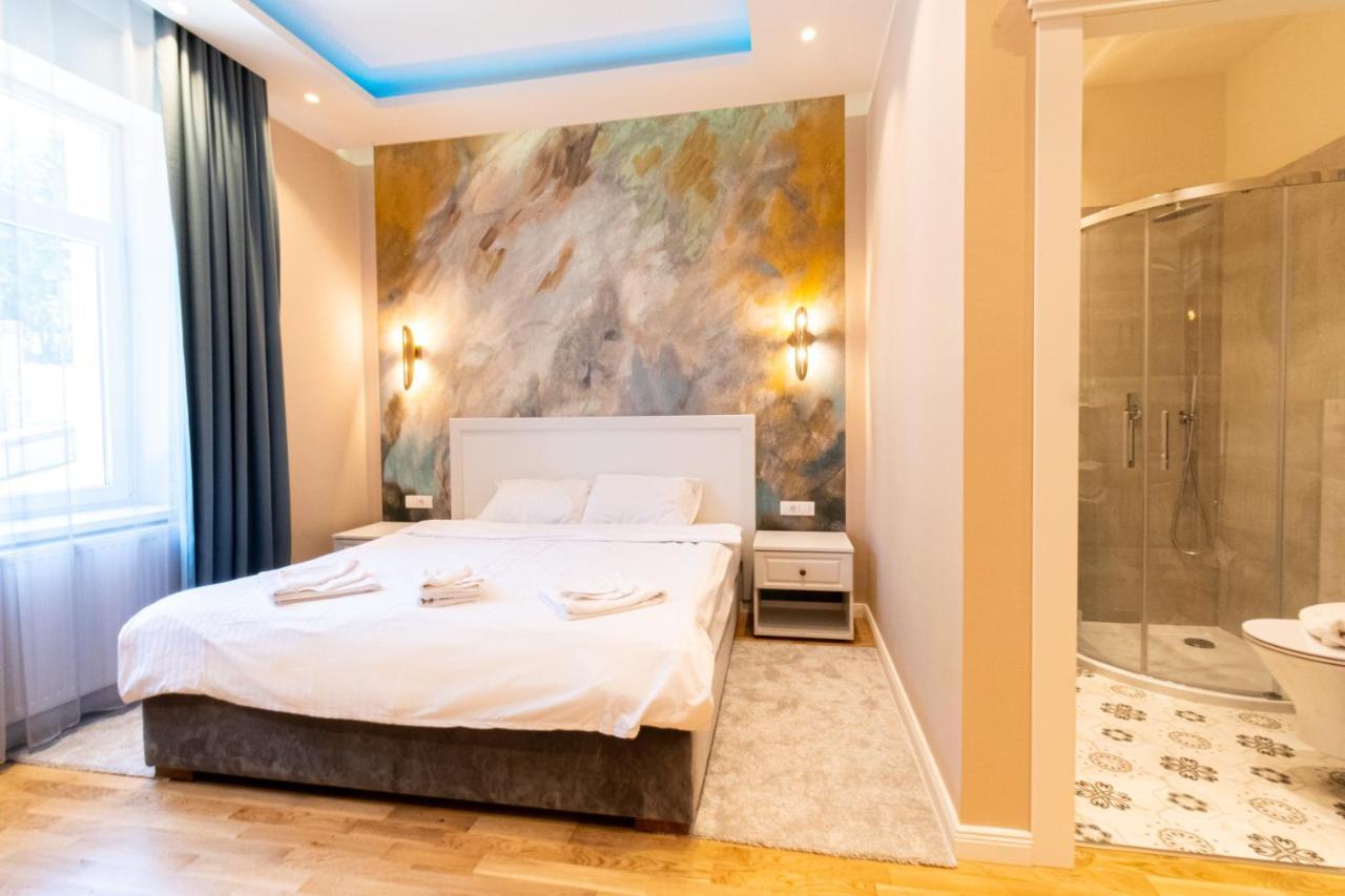 Black Gate - Quiet Studio In The Heart Of Old Town With Free Private Secured Parking Brasov Ngoại thất bức ảnh