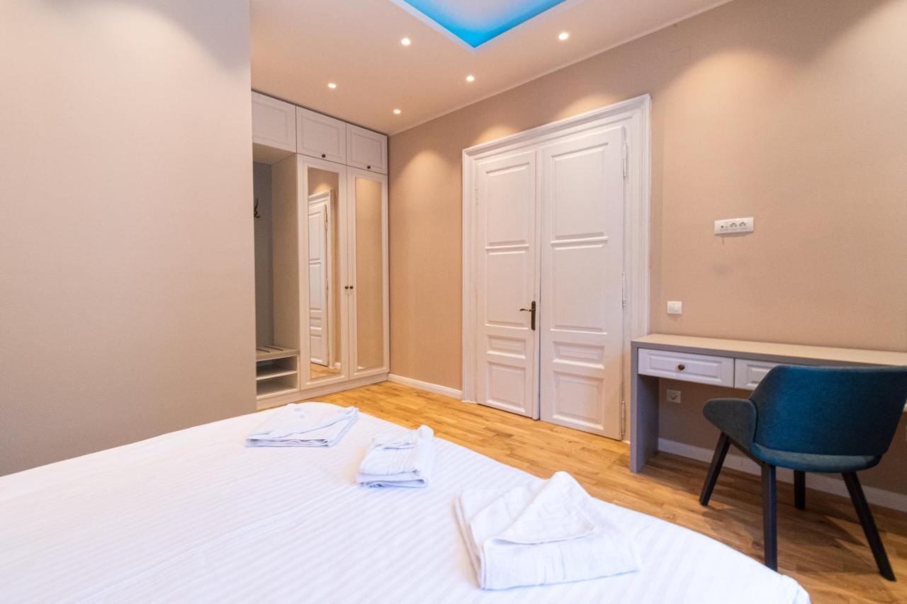 Black Gate - Quiet Studio In The Heart Of Old Town With Free Private Secured Parking Brasov Ngoại thất bức ảnh