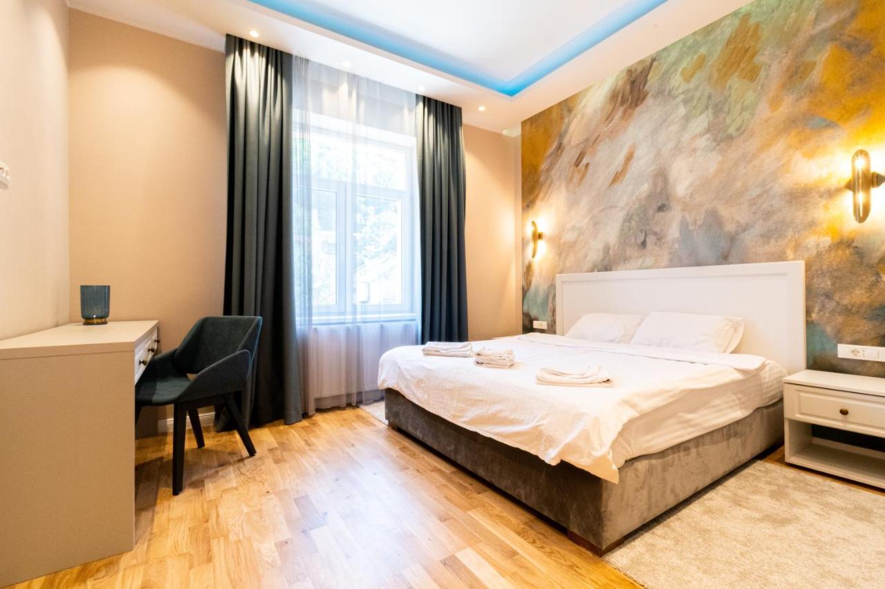 Black Gate - Quiet Studio In The Heart Of Old Town With Free Private Secured Parking Brasov Ngoại thất bức ảnh
