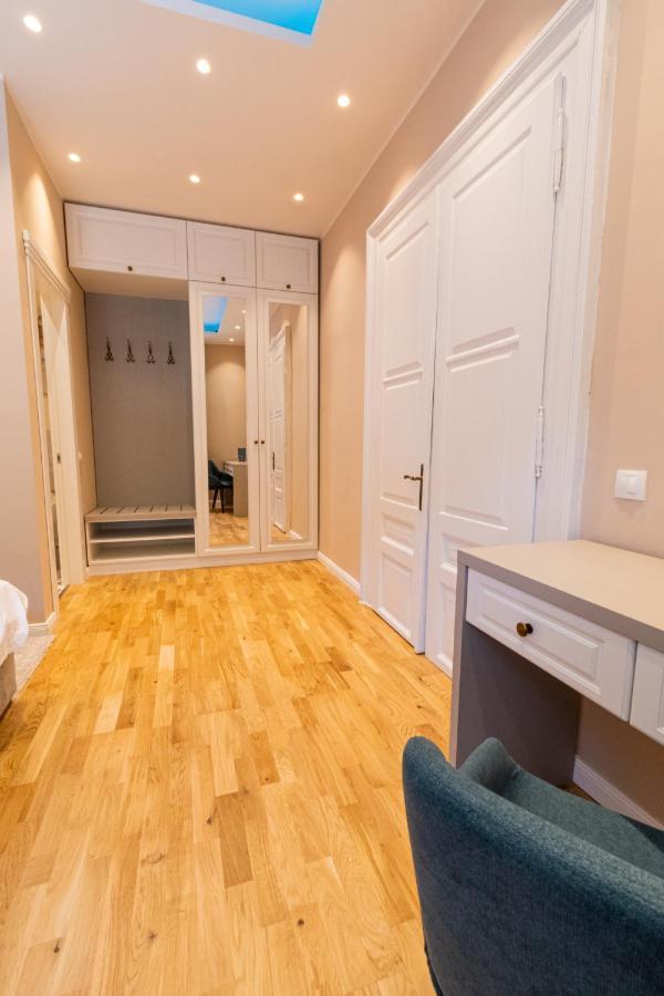 Black Gate - Quiet Studio In The Heart Of Old Town With Free Private Secured Parking Brasov Ngoại thất bức ảnh