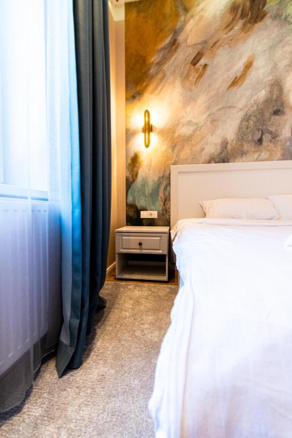 Black Gate - Quiet Studio In The Heart Of Old Town With Free Private Secured Parking Brasov Ngoại thất bức ảnh