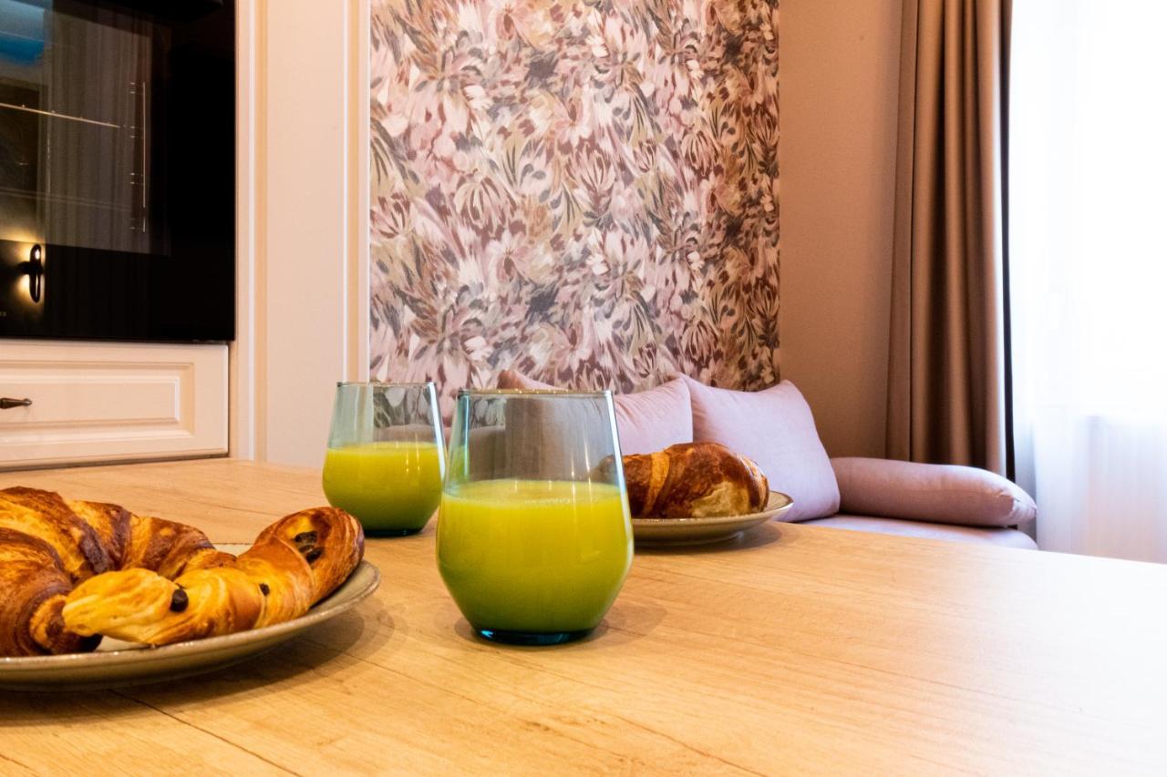 Black Gate - Quiet Studio In The Heart Of Old Town With Free Private Secured Parking Brasov Ngoại thất bức ảnh